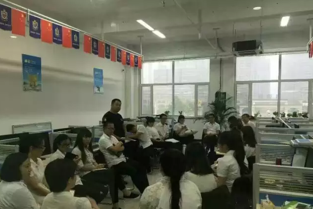 家人們開展學(xué)習(xí)探討活動(dòng)。 家人們開展學(xué)習(xí)探討活動(dòng)。